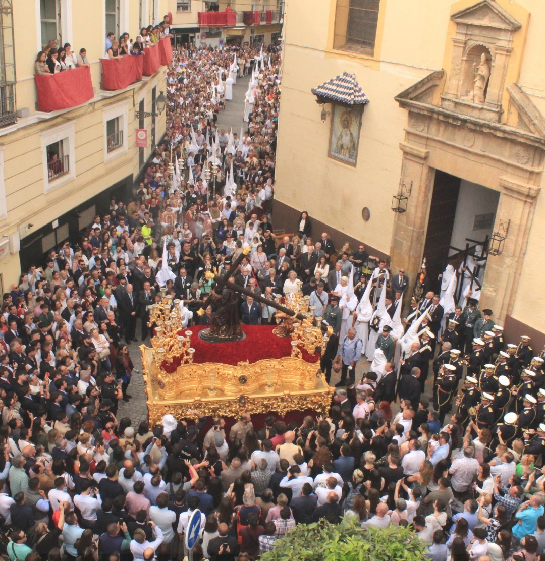 La Semana Santa sevillana está a la vuelta de la esquina. ✨El martes Santo brilla con luz propia